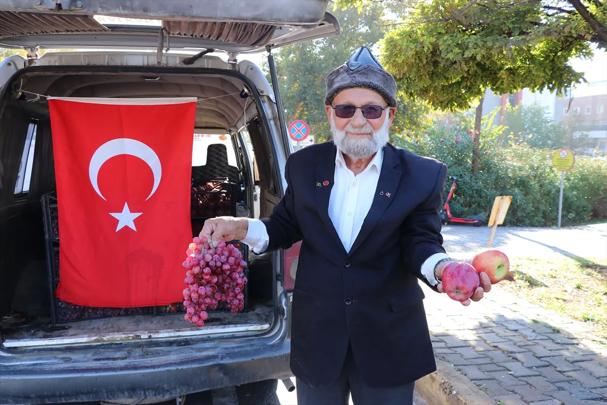 Elmacı Dede İzmir’de Mehmetçiğe elma ve üzüm getirdi