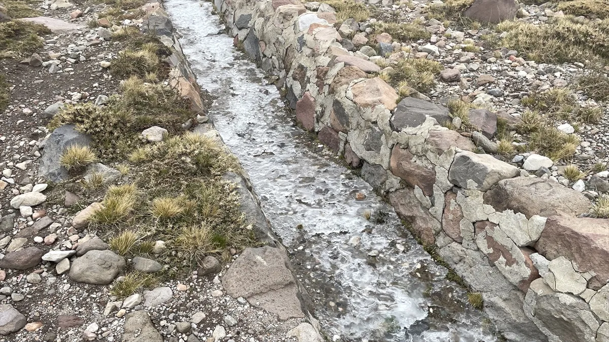 Erciyes Dağı’ndaki su kanalları buz tuttu Erciyes Dağı’ndaki su kanalları buz tuttu