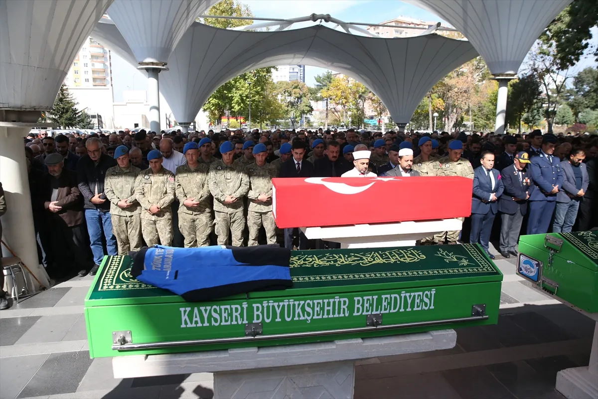 Erciyes’te kayalıklardan düşerek ölen dağcı son yolculuğuna uğurlandı Erciyes’te kayalıklardan düşerek ölen dağcı son yolculuğuna uğurlandı