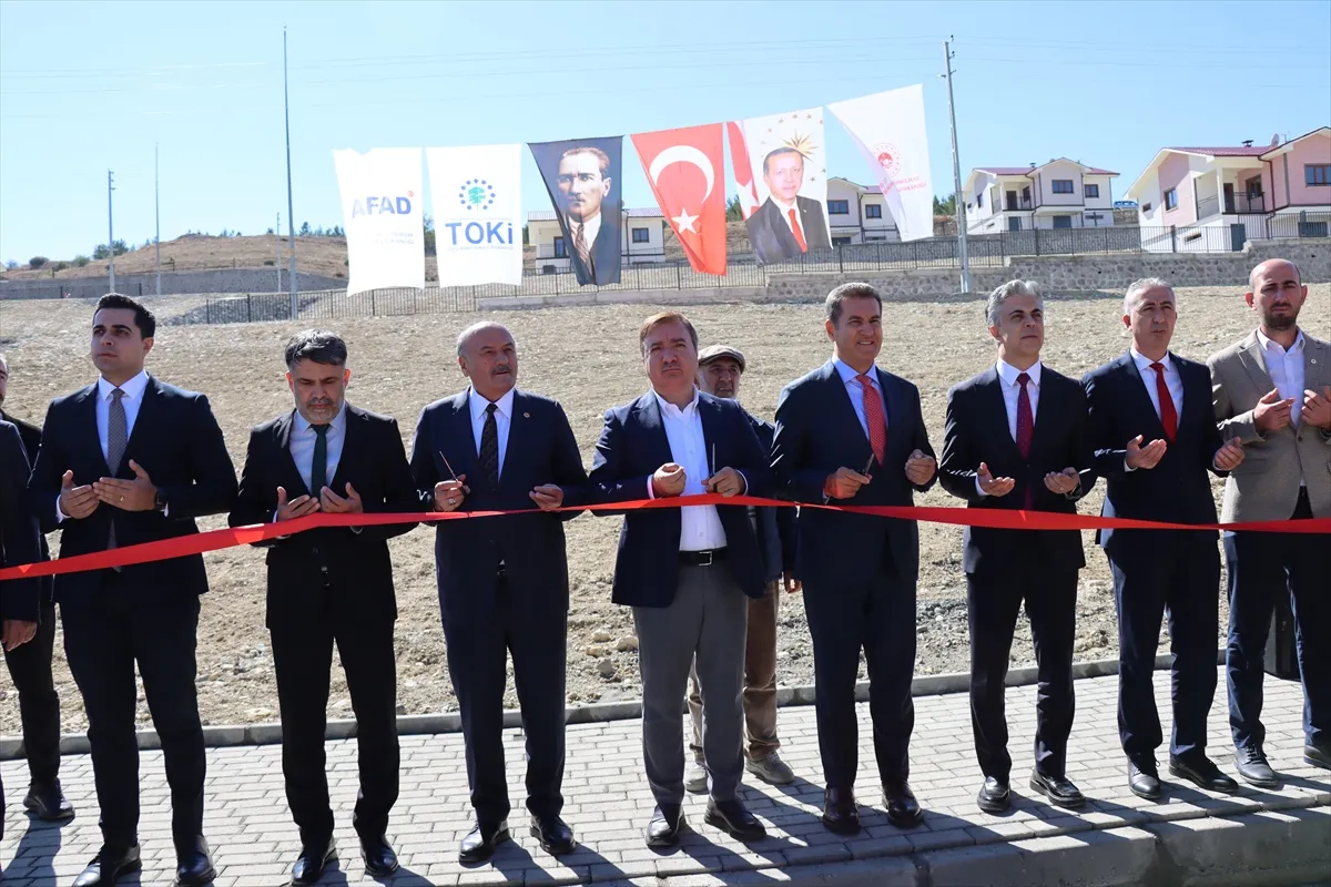 Erzincan’da 28 afet konutunun anahtarları hak sahiplerine teslim edildi Erzincan’da 28 afet konutunun anahtarları hak sahiplerine teslim edildi