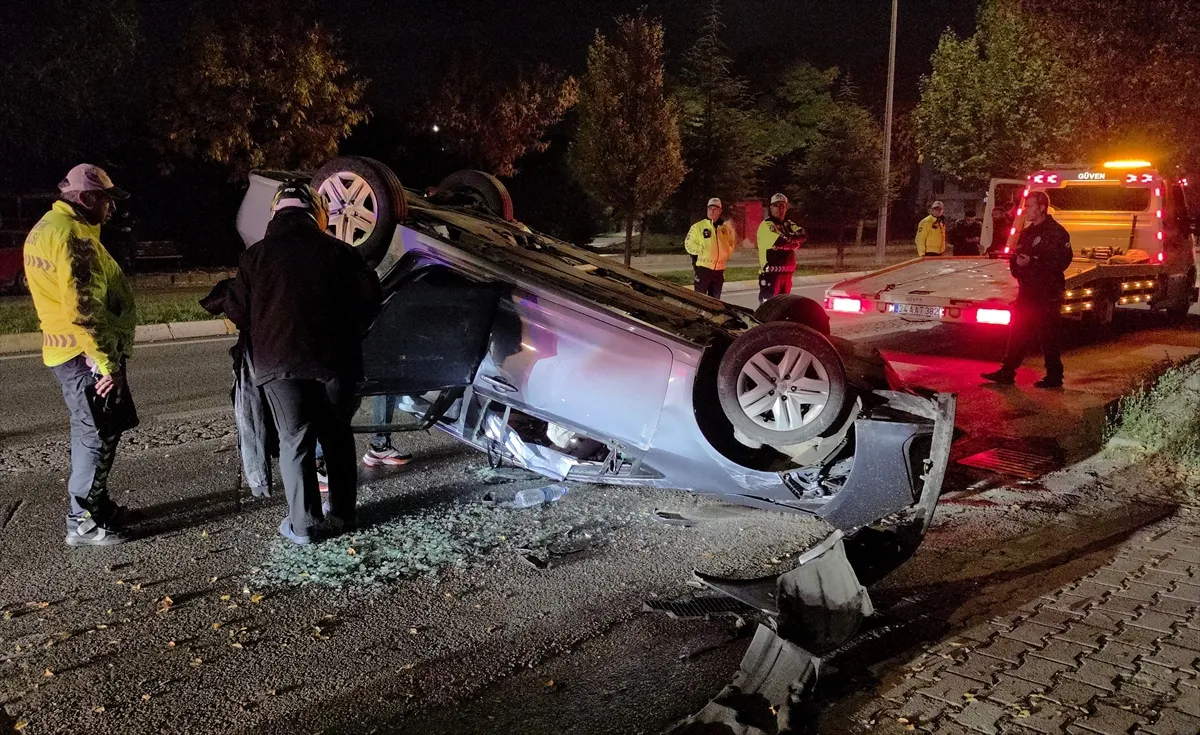 Erzincan’da devrilen otomobilin sürücüsü yaralandı