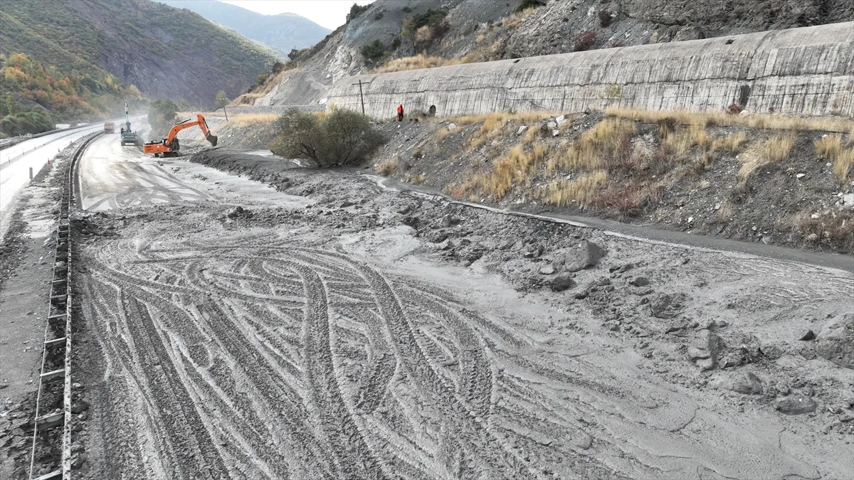 Erzincan-Erzurum kara yolundaki heyelan ve ekiplerin çalışması dronla görüntülendi Erzincan-Erzurum kara yolundaki heyelan ve ekiplerin çalışması dronla görüntülendi