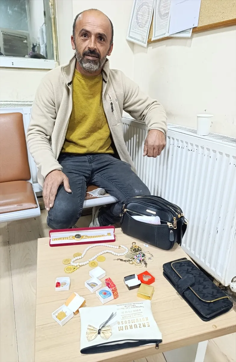 Erzurum’da belediye personeli bulduğu çantayı polise teslim etti Erzurum’da belediye personeli bulduğu çantayı polise teslim etti