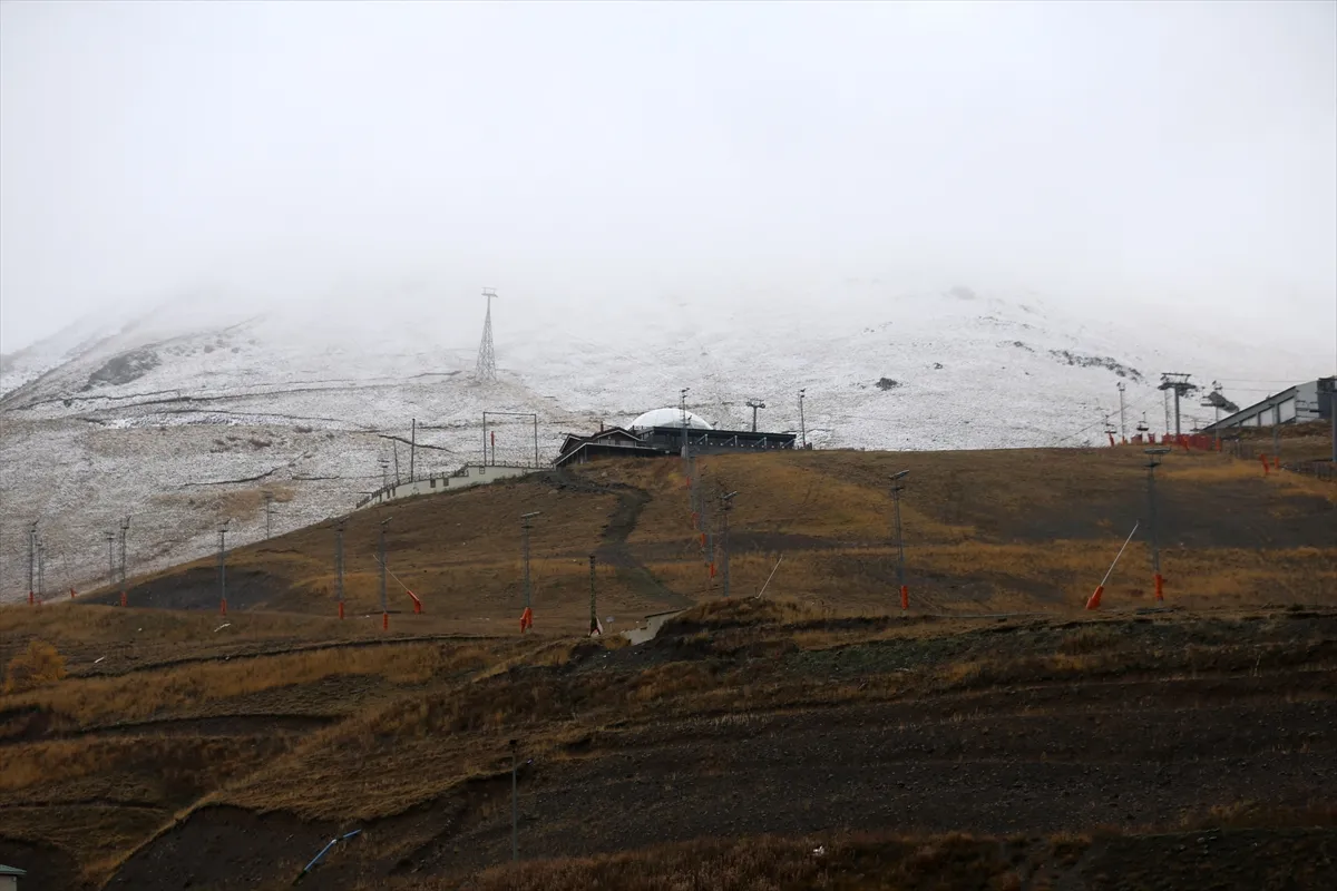 Erzurum’da Palandöken Dağı’na kar yağdı Erzurum’da Palandöken Dağı’na kar yağdı