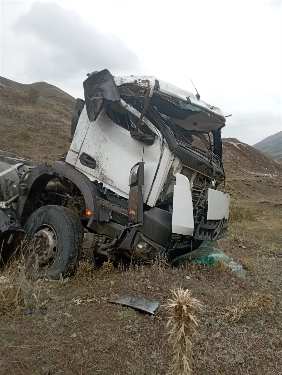 Erzurum’da şarampole devrilen hafriyat kamyonunun sürücüsü öldü Erzurum’da şarampole devrilen hafriyat kamyonunun sürücüsü öldü
