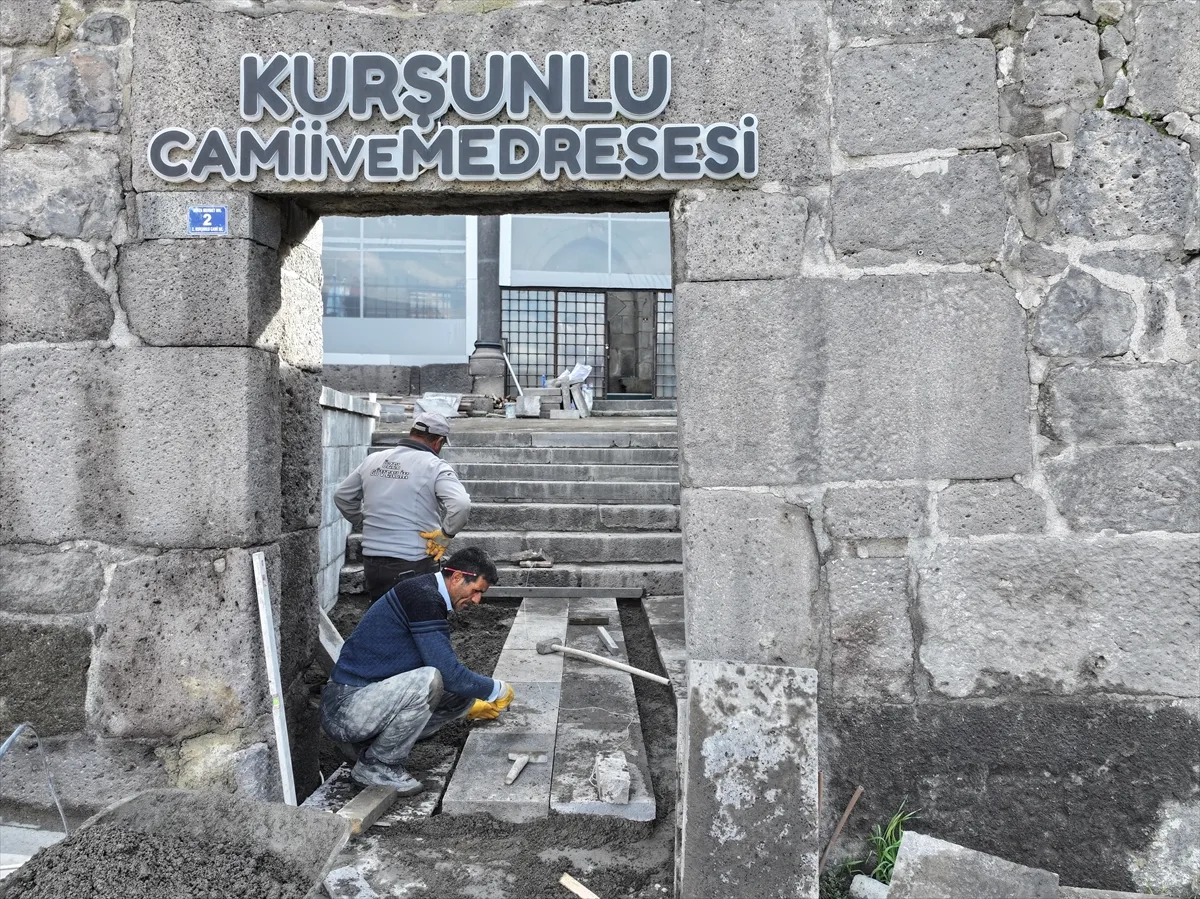 Erzurum’un 325 yıllık manevi mirası Kurşunlu Cami ve Medresesi restore ediliyor Erzurum’un 325 yıllık manevi mirası Kurşunlu Cami ve Medresesi restore ediliyor