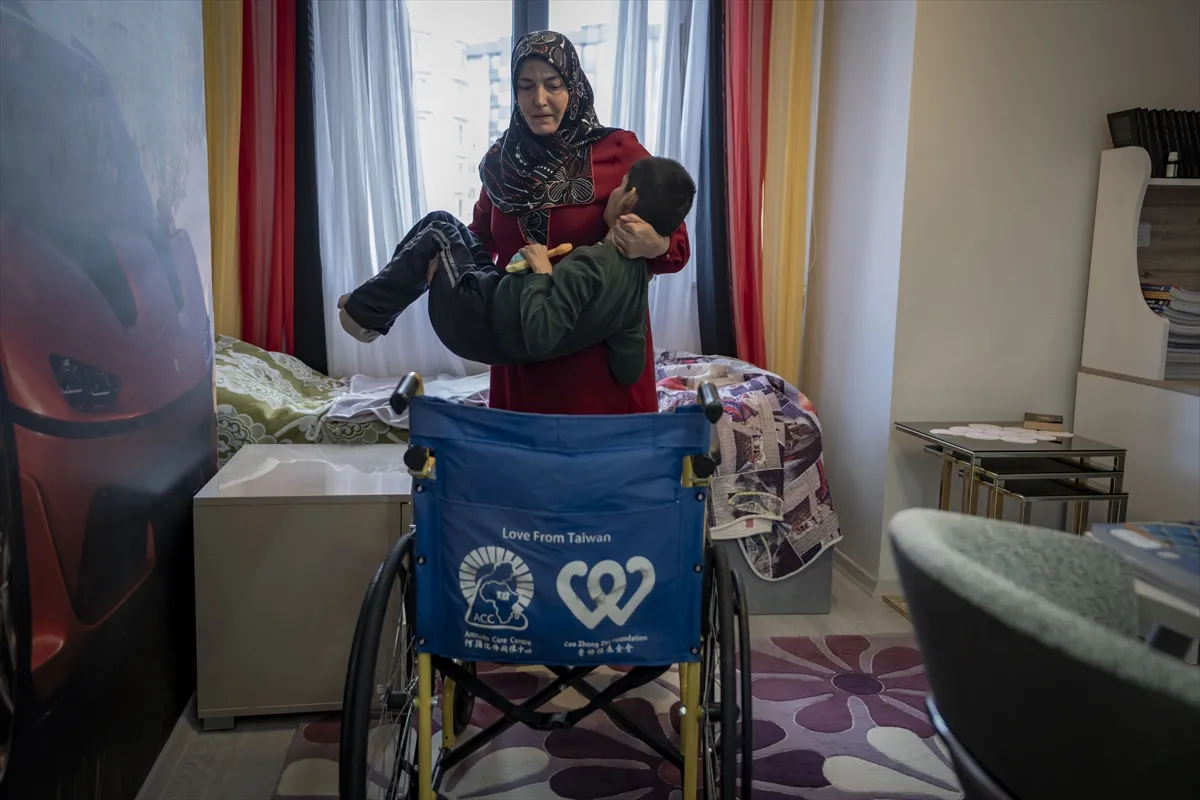 Erzurumlu anne 3 günden fazla yaşamaz denilen oğluna 22 yıldır sevgiyle bakıyor