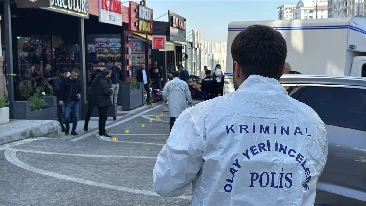Esenyurt’ta kuyumcuya silahlı saldırı düzenleyen şüpheli gasp ettiği otomobille kaçtı Esenyurt’ta kuyumcuya silahlı saldırı düzenleyen şüpheli gasp ettiği otomobille kaçtı