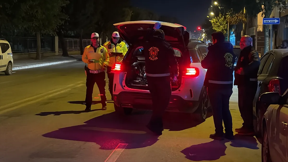 Eskişehir’de asayiş ve trafik denetimi yapıldı Eskişehir’de asayiş ve trafik denetimi yapıldı