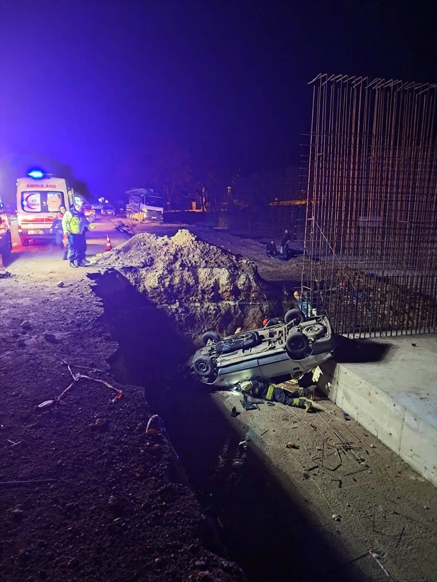Eskişehir’de çukura düşen otomobildeki 1 kişi öldü, 5 kişi yaralandı Eskişehir’de çukura düşen otomobildeki 1 kişi öldü, 5 kişi yaralandı