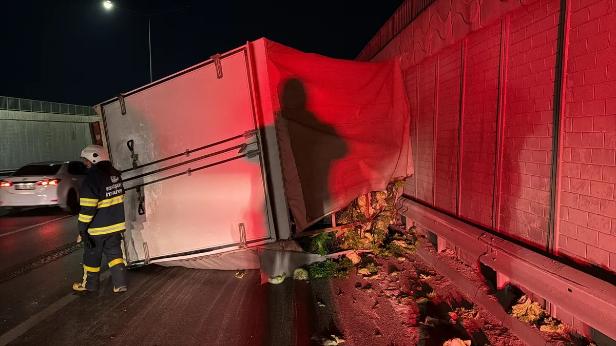 Eskişehir’de devrilen kamyonet trafiği aksattı
