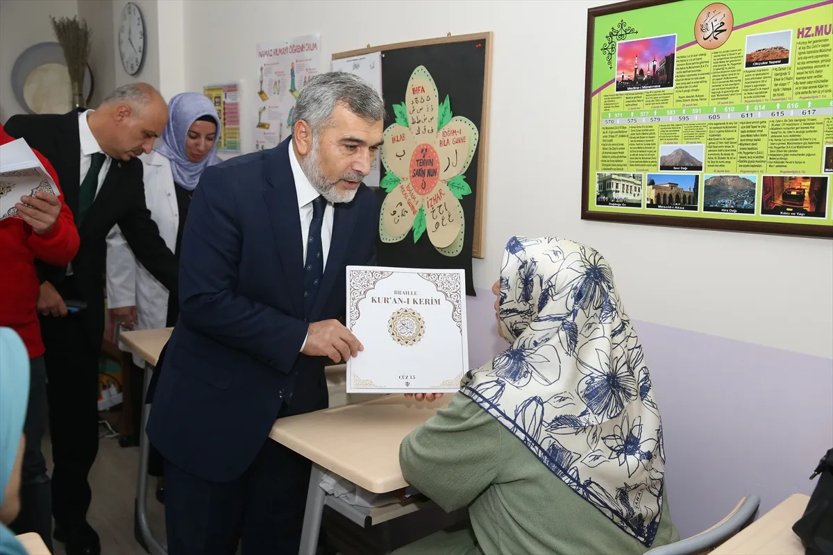 Eskişehir’de görme engelliler Braille alfabesiyle Kur’an-ı Kerim okumayı öğreniyor Eskişehir’de görme engelliler Braille alfabesiyle Kur’an-ı Kerim okumayı öğreniyor