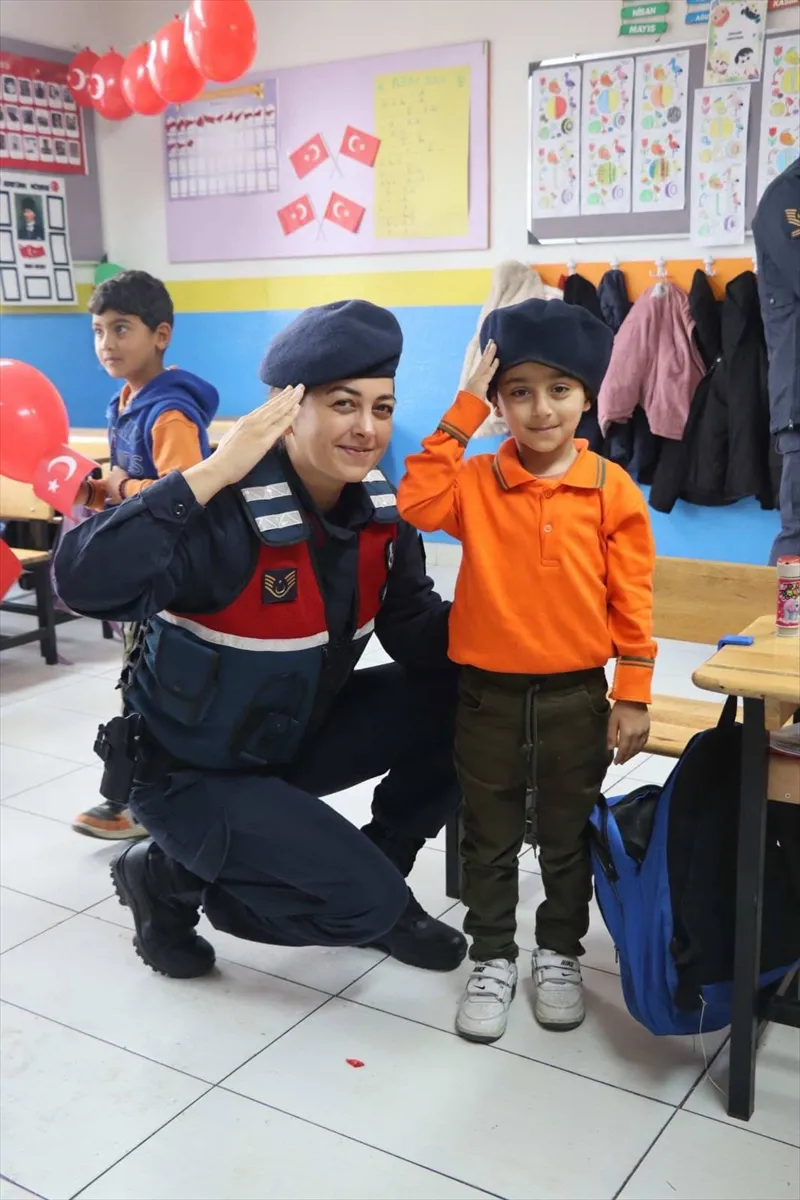 Eskişehir’de jandarmadan öğrencilere Cumhuriyet Bayramı ziyareti