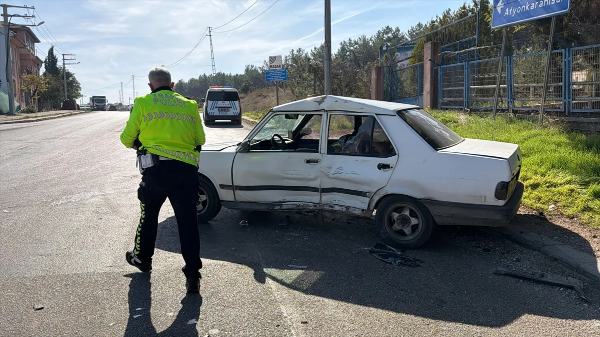 Eskişehir’de kamyon ile otomobilin çarpıştığı kazada 2 kişi yaralandı Eskişehir’de kamyon ile otomobilin çarpıştığı kazada 2 kişi yaralandı