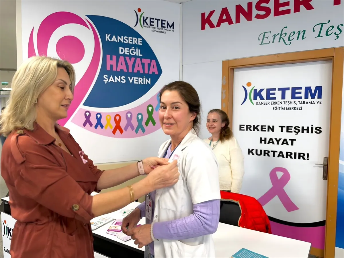 Eskişehir’de meme kanserinde erken teşhise dikkati çekmek için farkındalık standı kuruldu