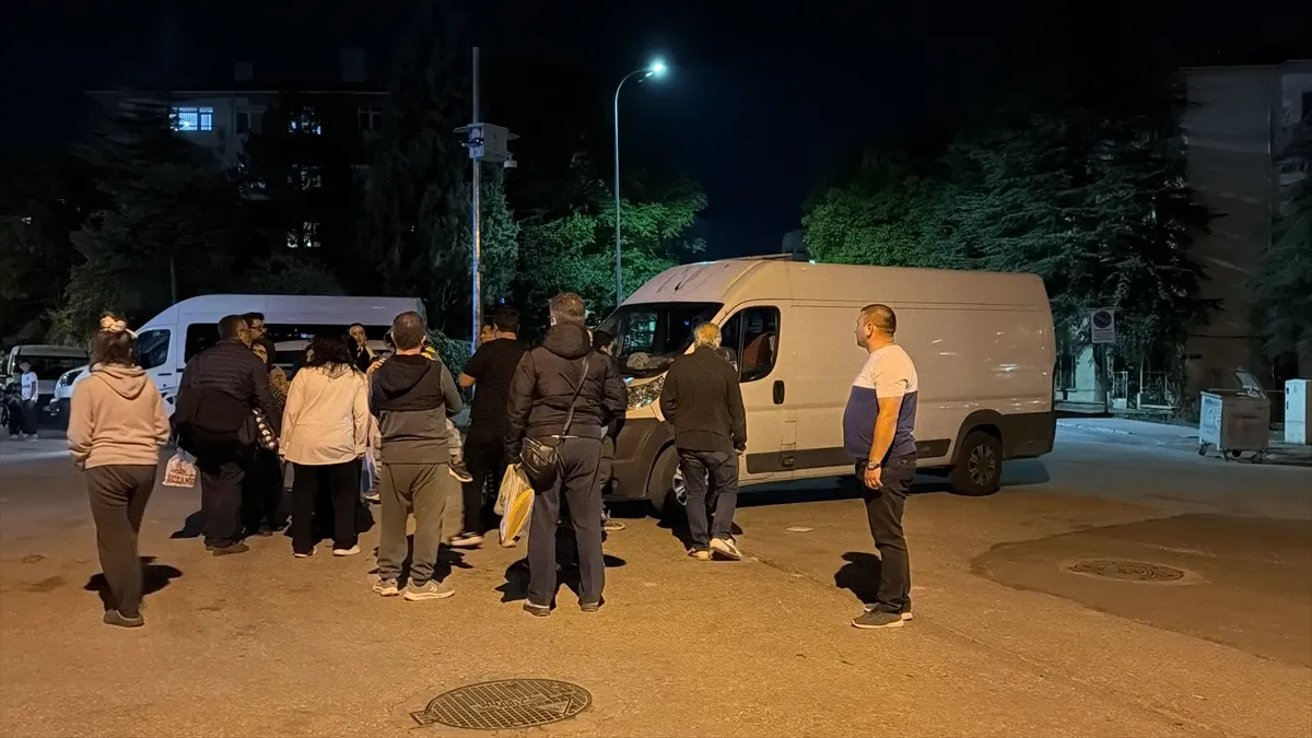 Eskişehir’de minibüsün çarptığı bir kişi yaralandı Eskişehir’de minibüsün çarptığı bir kişi yaralandı