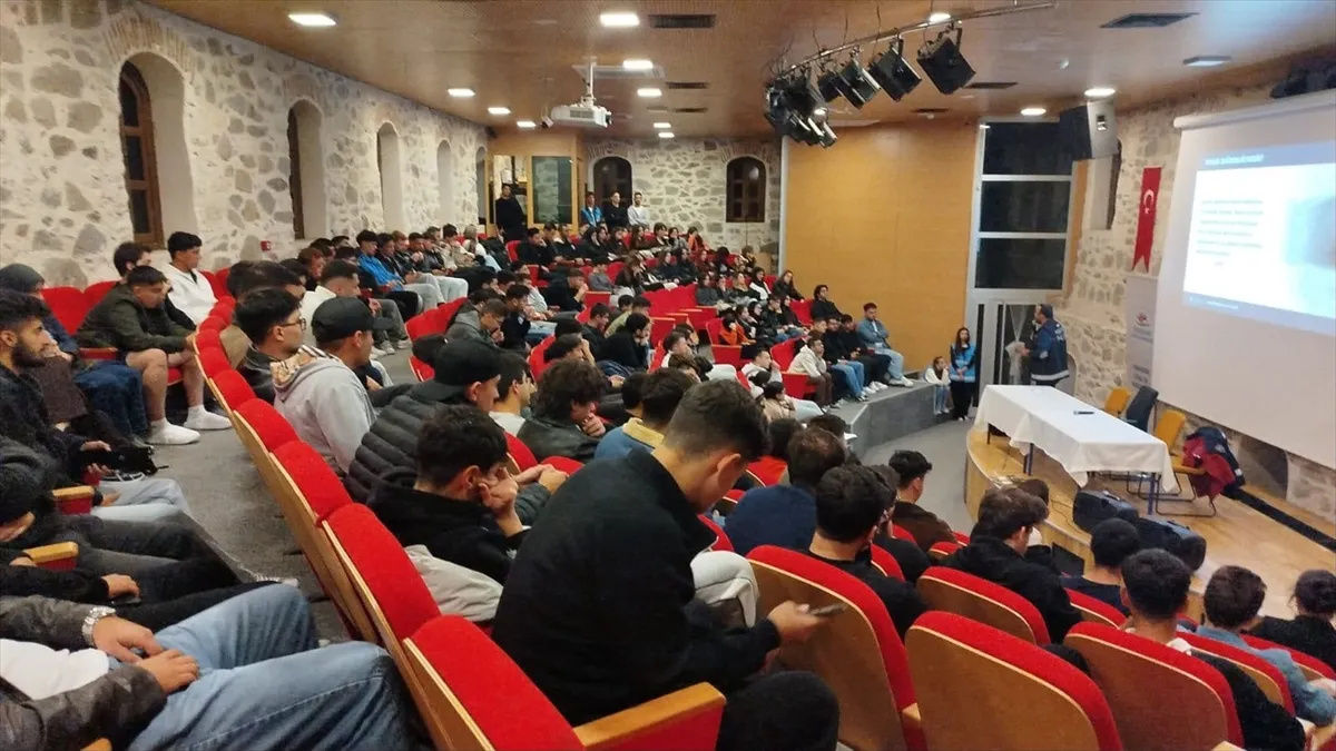 Eskişehir’de öğrenciler ve aileler uyuşturucuyla mücadele konusunda bilgilendirildi Eskişehir’de öğrenciler ve aileler uyuşturucuyla mücadele konusunda bilgilendirildi