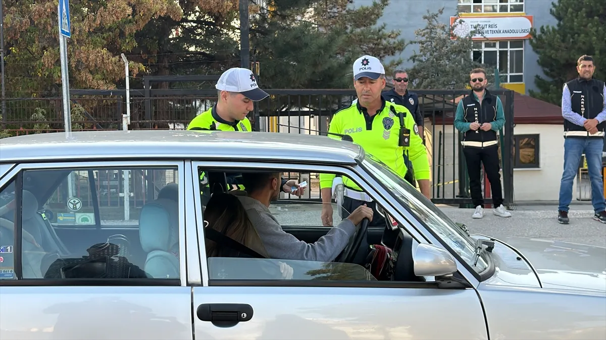 Eskişehir’de okul çevrelerinde 342 kişinin kimlik sorgulaması yapıldı Eskişehir’de okul çevrelerinde 342 kişinin kimlik sorgulaması yapıldı