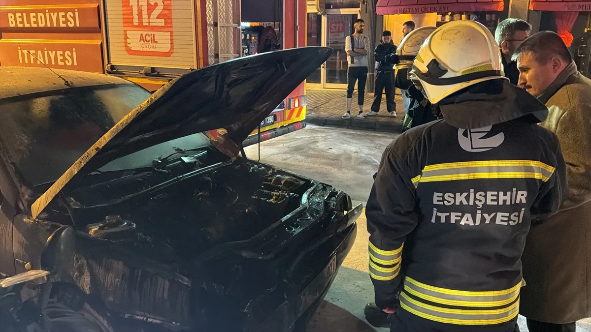 Eskişehir’de seyir halindeki otomobilde yangın çıktı Eskişehir’de seyir halindeki otomobilde yangın çıktı
