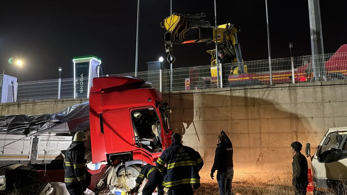 Eskişehir’de tarlaya girip işletme duvarına çarpan tırdaki 2 kişi yaralandı Eskişehir’de tarlaya girip işletme duvarına çarpan tırdaki 2 kişi yaralandı