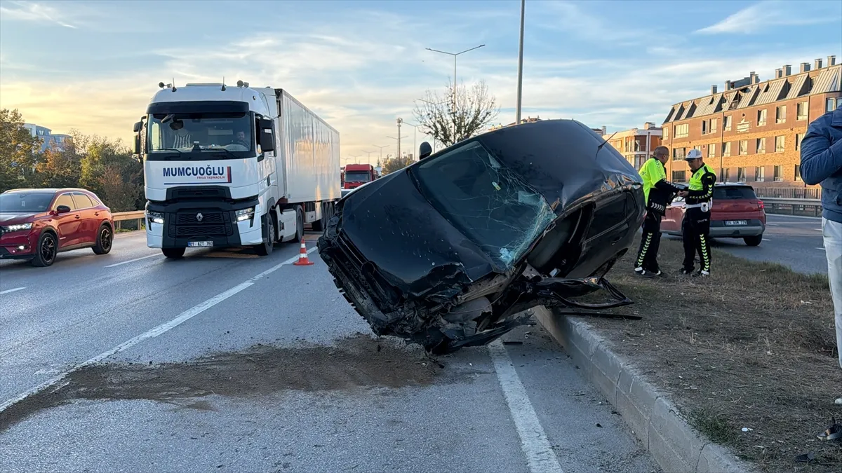 Eskişehir’de tırla çarpışan otomobilin sürücüsü yaralandı Eskişehir’de tırla çarpışan otomobilin sürücüsü yaralandı