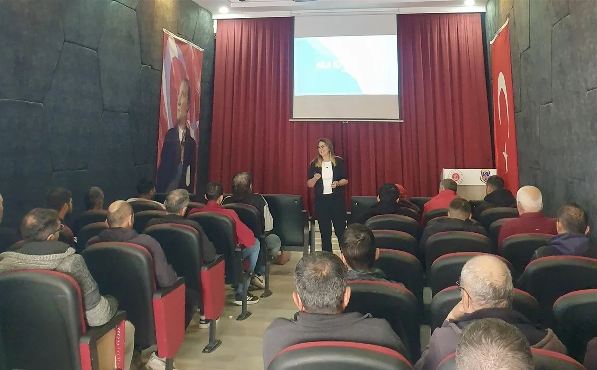 Eskişehir’de tutuklu ve hükümlülere aile içi iletişim eğitimi verildi Eskişehir’de tutuklu ve hükümlülere aile içi iletişim eğitimi verildi