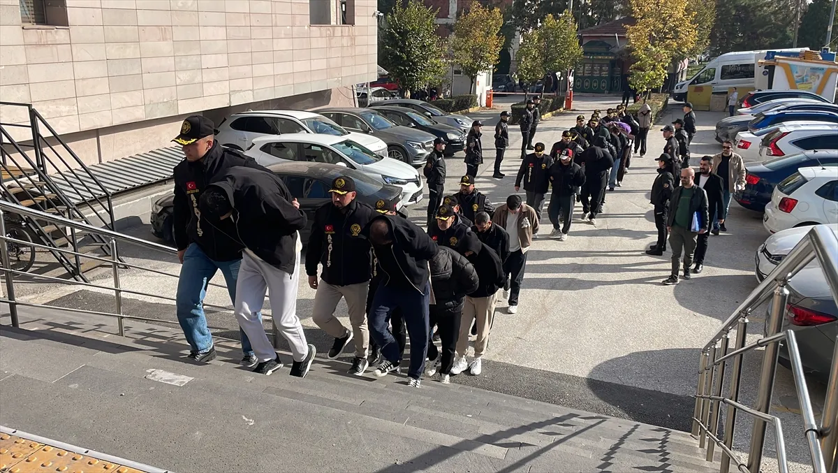 Eskişehir merkezli fuhuş operasyonunda 18 şüpheli tutuklandı (GÜNCELLEME) Eskişehir merkezli fuhuş operasyonunda 18 şüpheli tutuklandı (GÜNCELLEME)