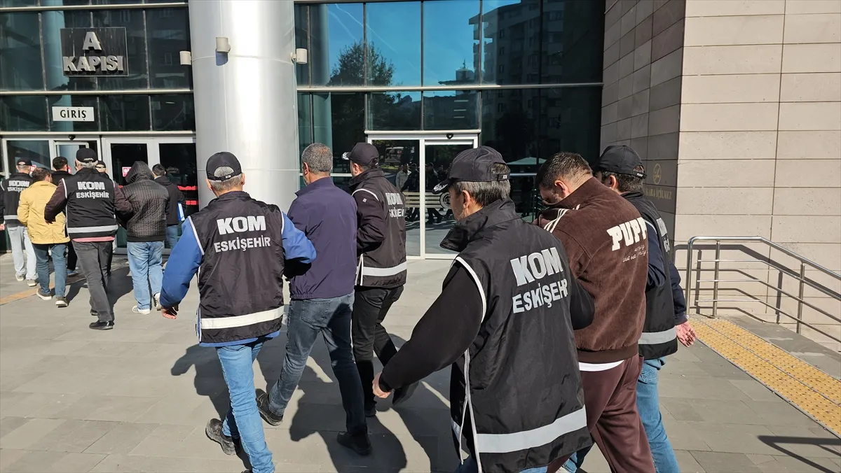 Eskişehir merkezli tefecilik operasyonunda yakalanan 2 zanlı tutuklandı Eskişehir merkezli tefecilik operasyonunda yakalanan 2 zanlı tutuklandı