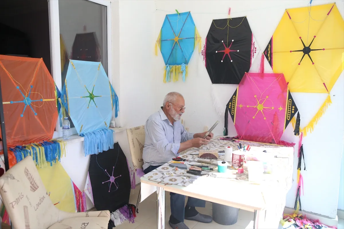 Evinin balkonunda yaptığı uçurtmalarla çocukları sevindiriyor