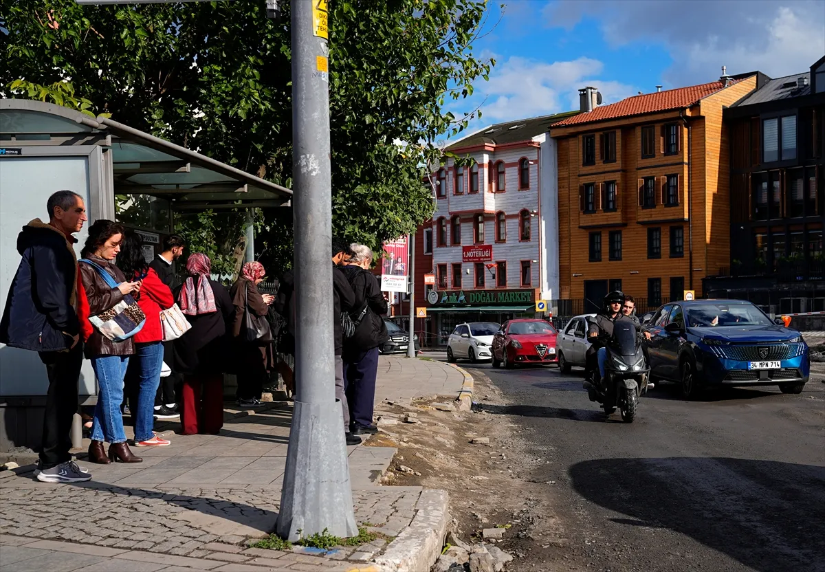 Eyüpsultan’da yol çalışmaları nedeniyle oluşan trafik yoğunluğu tepki çekti Eyüpsultan’da yol çalışmaları nedeniyle oluşan trafik yoğunluğu tepki çekti