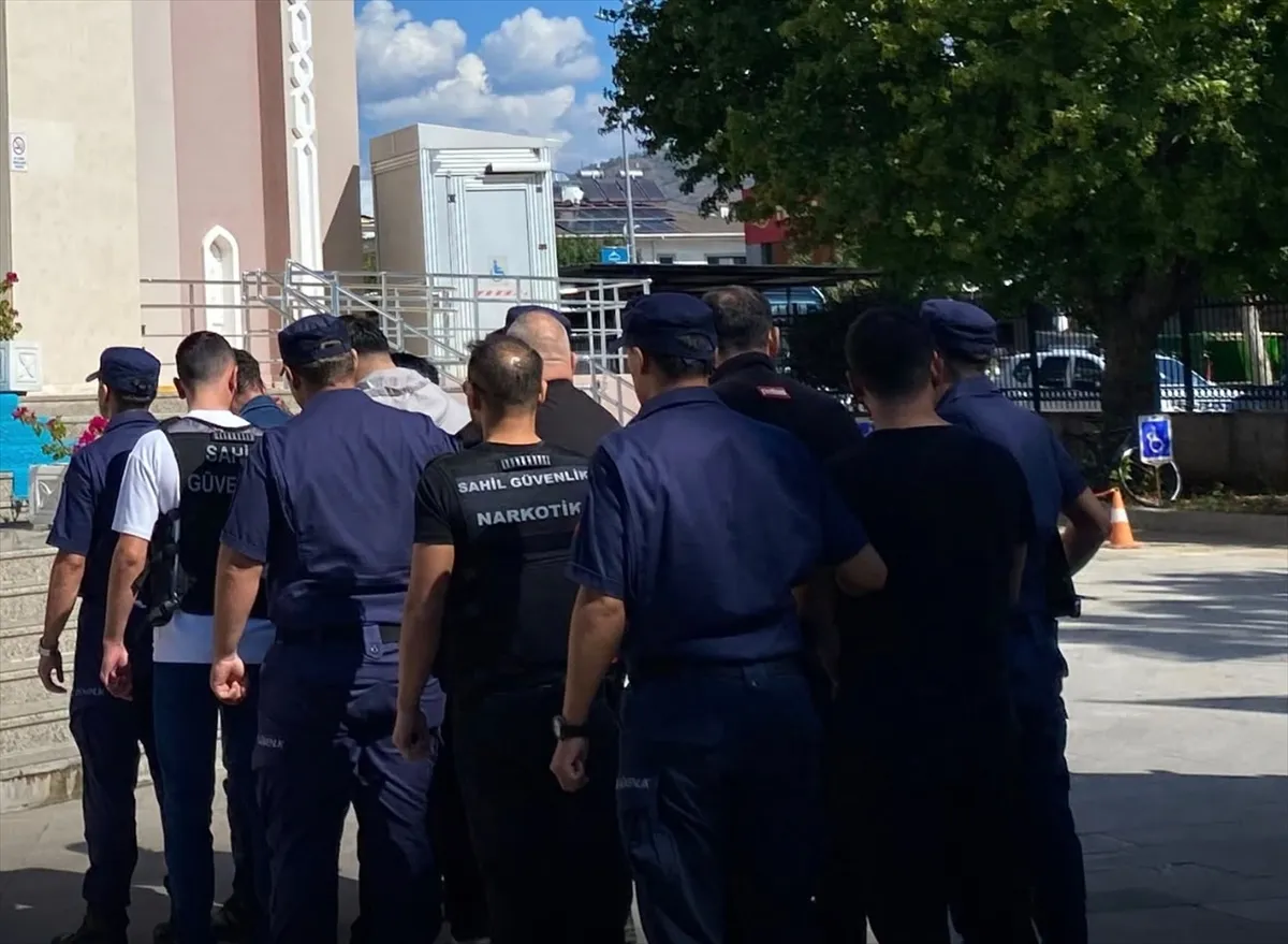 Fethiye’de göçmen kaçakçılığı yaptıkları iddiasıyla 5 zanlı tutuklandı Fethiye’de göçmen kaçakçılığı yaptıkları iddiasıyla 5 zanlı tutuklandı