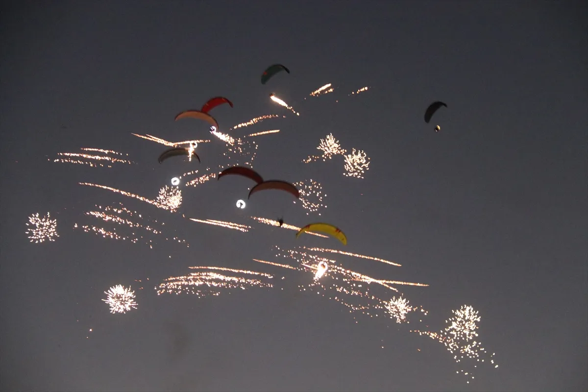 Fethiye’de ışıklı paramotor gösterisi yapıldı Fethiye’de ışıklı paramotor gösterisi yapıldı