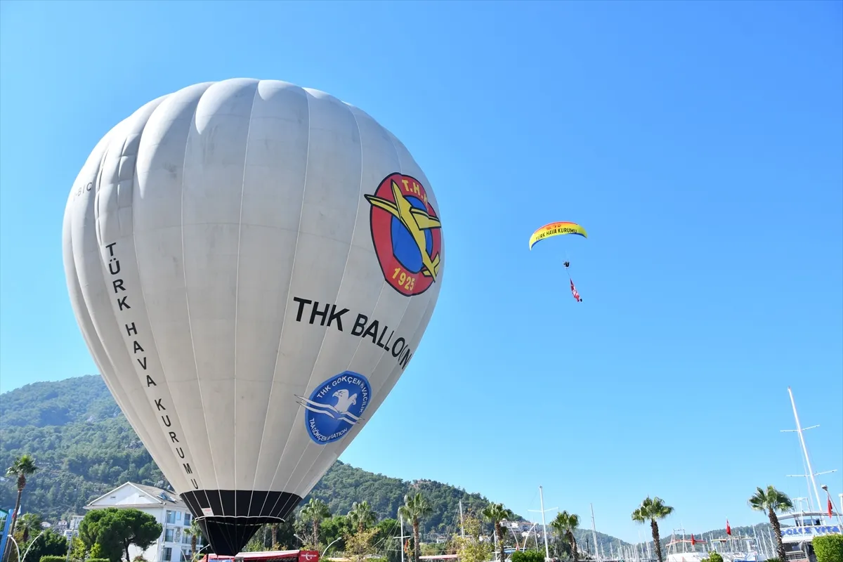Fethiye semalarında yamaç paraşütüyle İyilik Var bayrağı dalgalandırıldı
