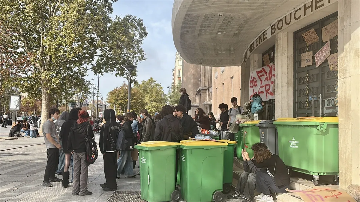Fransa’da polis lise eylemlerinde öğrencilere biber gazıyla müdahale ediyor (GÜNCELLEME) Fransa’da polis lise eylemlerinde öğrencilere biber gazıyla müdahale ediyor (GÜNCELLEME)