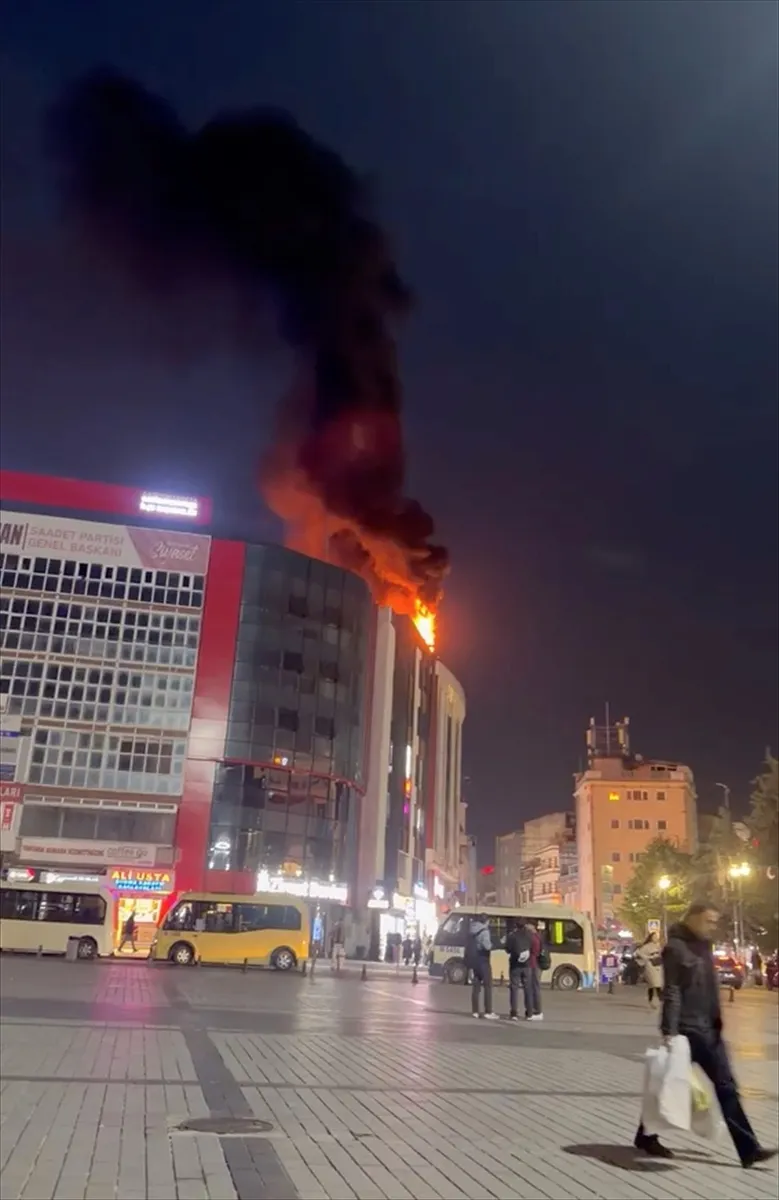 Gaziosmanpaşa’da alışveriş merkezinin çatısında çıkan yangın söndürüldü Gaziosmanpaşa’da alışveriş merkezinin çatısında çıkan yangın söndürüldü