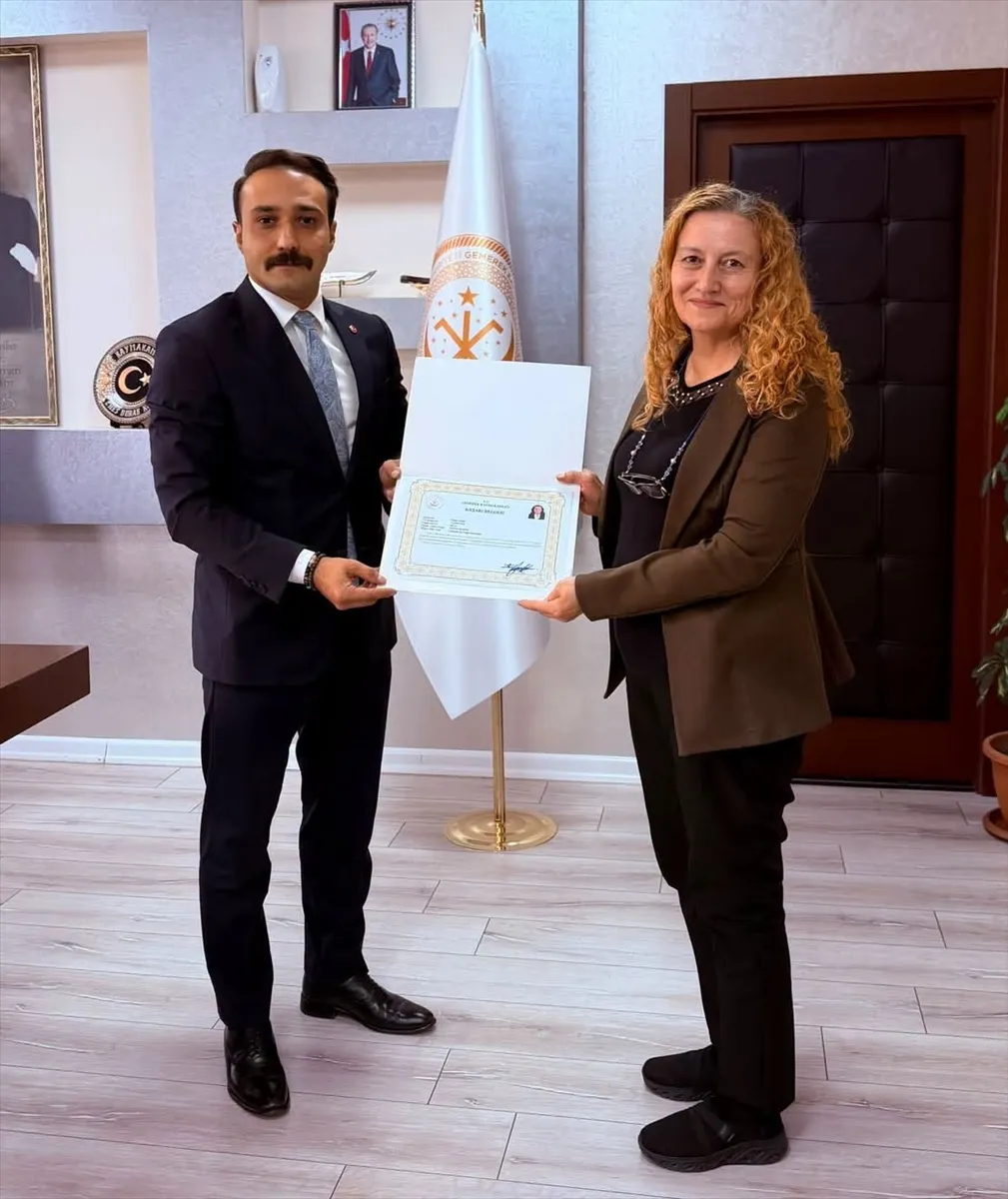 Gemerek Kaymakamı Koca, tayini çıkan müdürü başarı belgesiyle ödüllendirdi Gemerek Kaymakamı Koca, tayini çıkan müdürü başarı belgesiyle ödüllendirdi