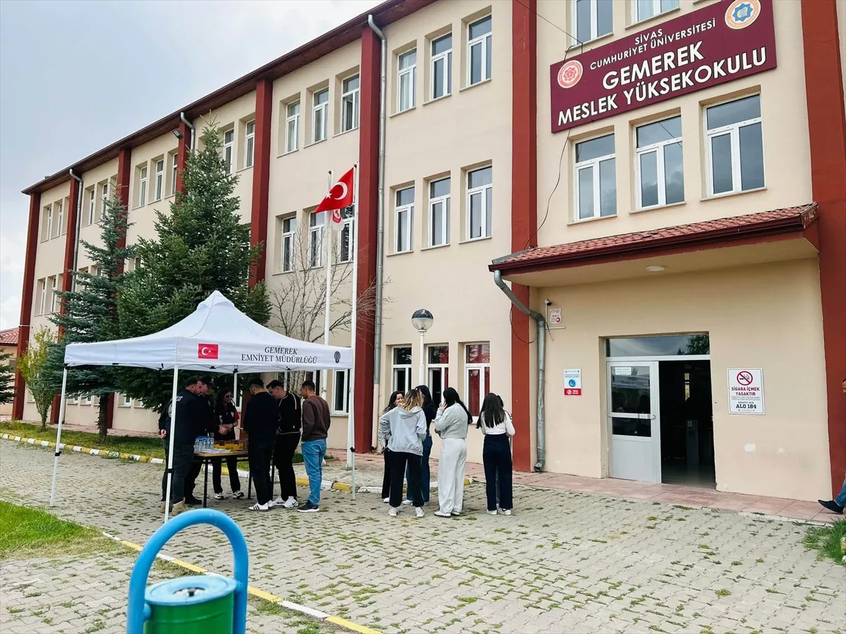 Gemerek’te öğrencilere güvenlik bilgilendirmesi yapıldı Gemerek’te öğrencilere güvenlik bilgilendirmesi yapıldı