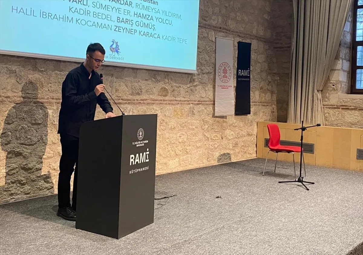 Genç şairler, İstanbul Şiir ve Edebiyat Festivali’nde buluştu Genç şairler, İstanbul Şiir ve Edebiyat Festivali’nde buluştu