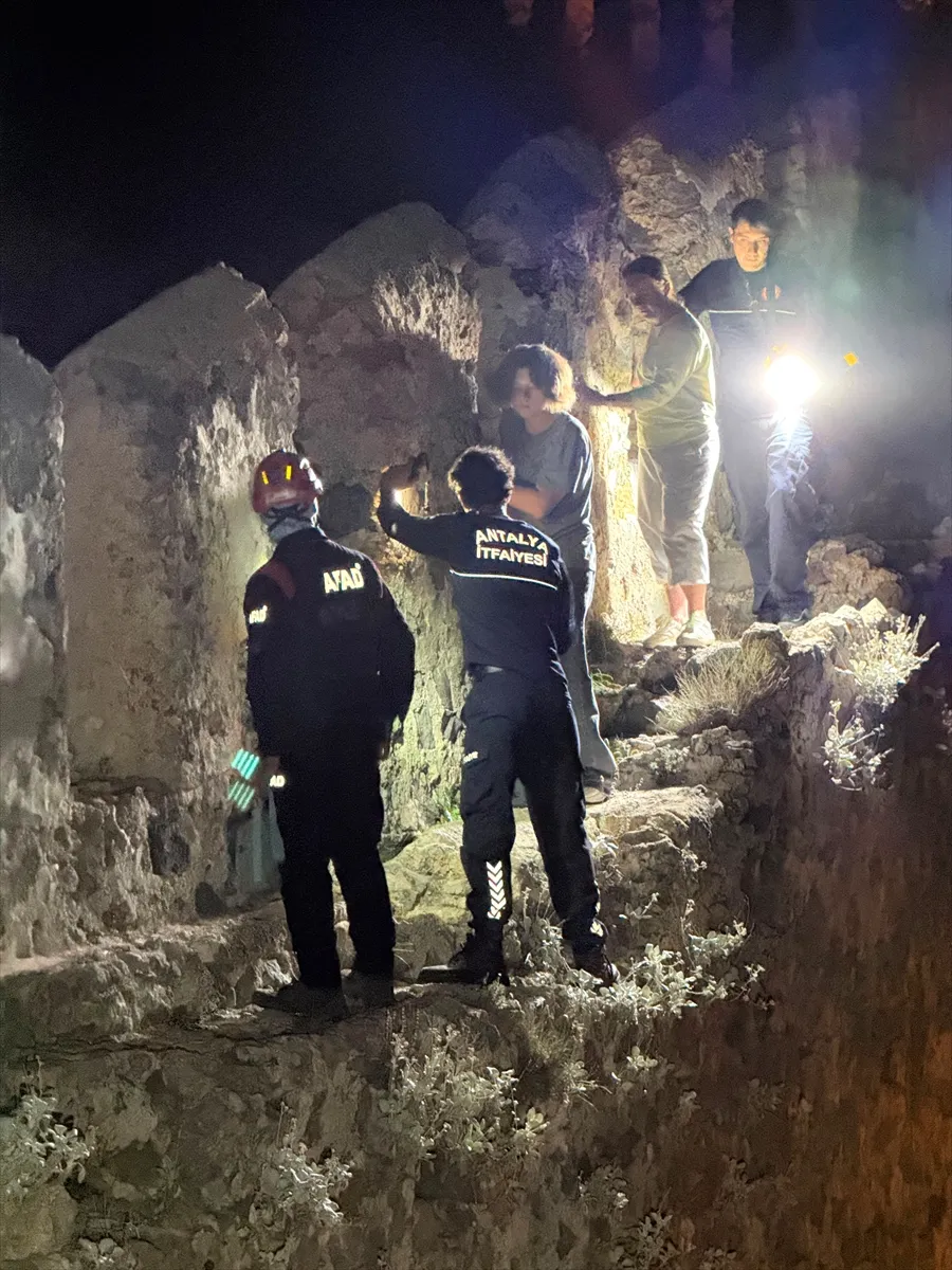 Gezi için çıktıkları Alanya Kalesi’nde mahsur kalan 3 Rus turist kurtarıldı Gezi için çıktıkları Alanya Kalesi’nde mahsur kalan 3 Rus turist kurtarıldı