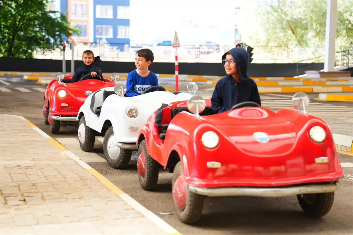 Gölbaşı’nda ilkokul öğrencilerine trafik eğitimi veriliyor