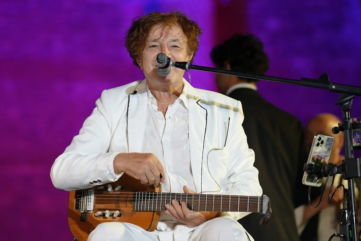 Goran Bregovic Sardes Antik Kenti’nde konser verdi Goran Bregovic Sardes Antik Kenti’nde konser verdi