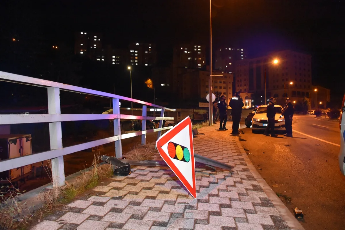Gümüşhane’de otomobilin yayaya çarpıp devrilmesi sonucu 4 kişi yaralandı Gümüşhane’de otomobilin yayaya çarpıp devrilmesi sonucu 4 kişi yaralandı