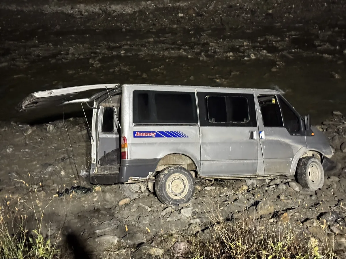 Hakkari’de göçmen minibüsü devrildi: 24 yaralı Hakkari’de göçmen minibüsü devrildi: 24 yaralı