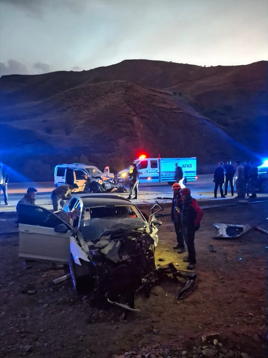 Hakkari’de otomobil ile hafif ticari aracın çarpışması sonucu 6 kişi yaralandı Hakkari’de otomobil ile hafif ticari aracın çarpışması sonucu 6 kişi yaralandı