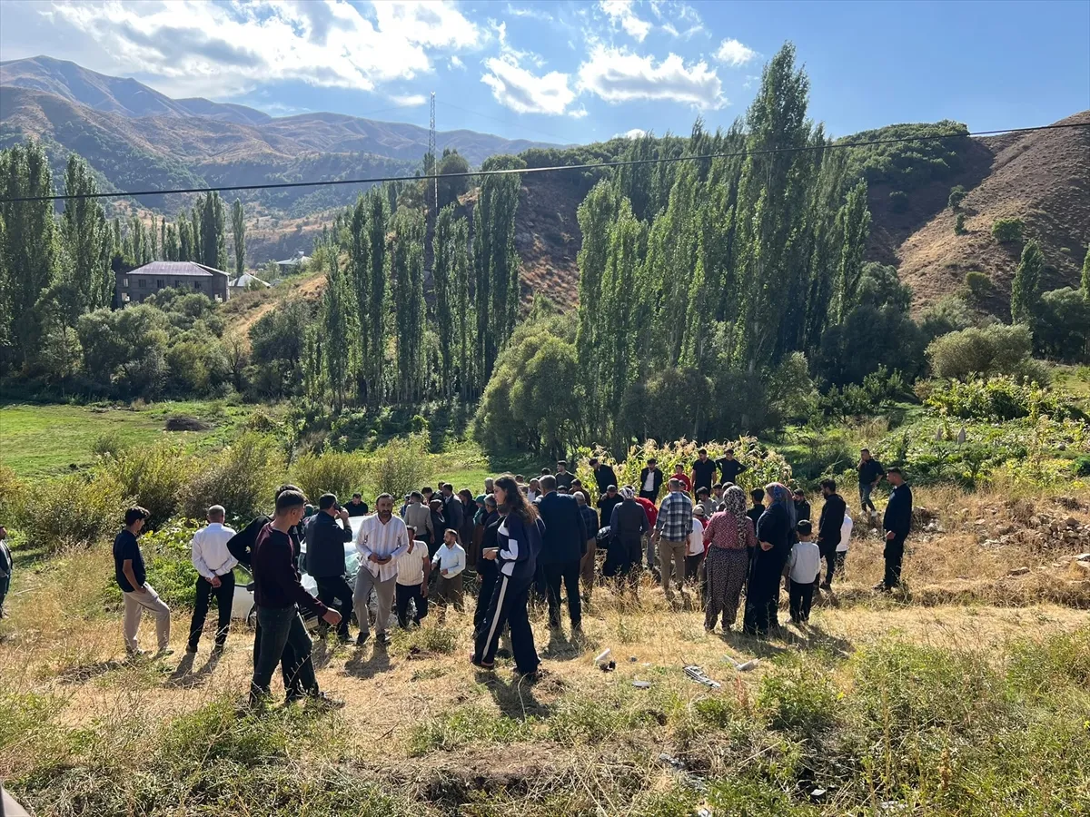 Hakkari’de otomobil ile kamyonetin çarpışması sonucu 1 çocuk öldü, 7 kişi yaralandı Hakkari’de otomobil ile kamyonetin çarpışması sonucu 1 çocuk öldü, 7 kişi yaralandı