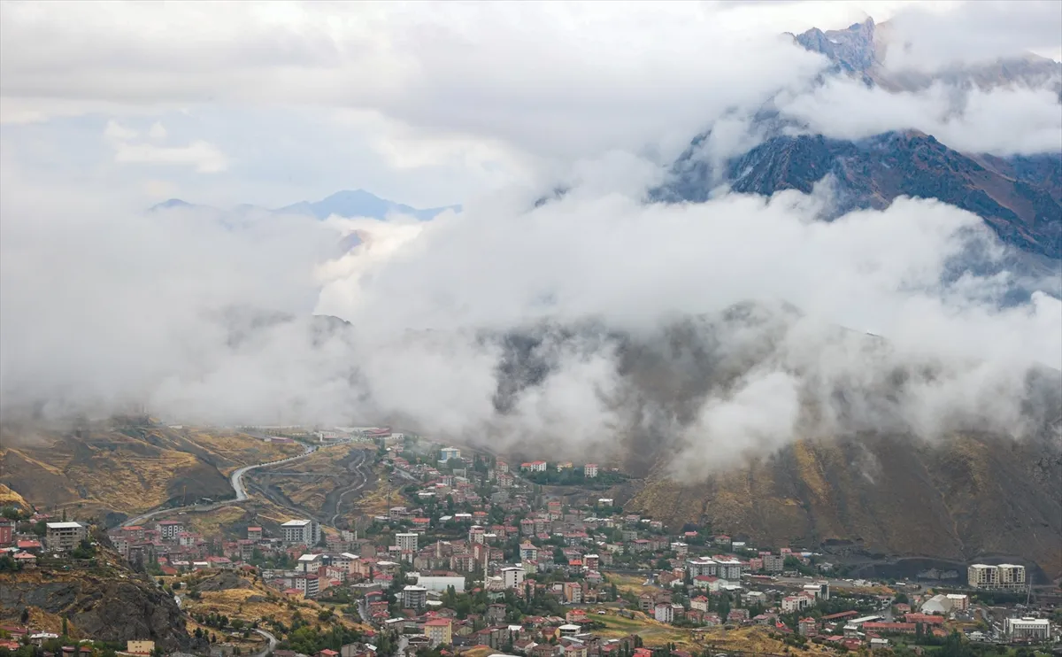 Hakkari’de sis bulutları güzel manzara oluşturdu