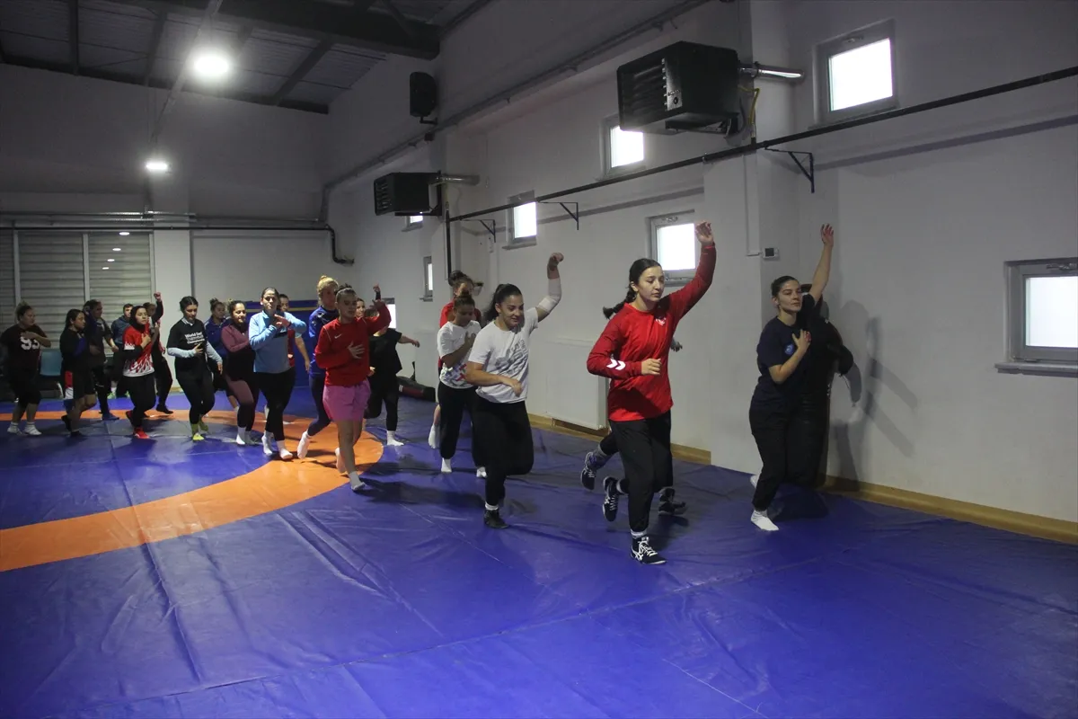 İşitme Engelli Kadın Güreş Milli Takımı, Avrupa Şampiyonası’na Sivas’ta hazırlanıyor