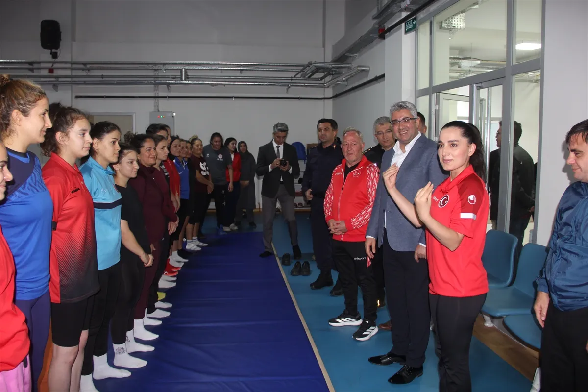 İşitme Engelli Kadın Güreş Milli Takımı, Avrupa Şampiyonası’na Sivas’ta hazırlanıyor İşitme Engelli Kadın Güreş Milli Takımı, Avrupa Şampiyonası’na Sivas’ta hazırlanıyor