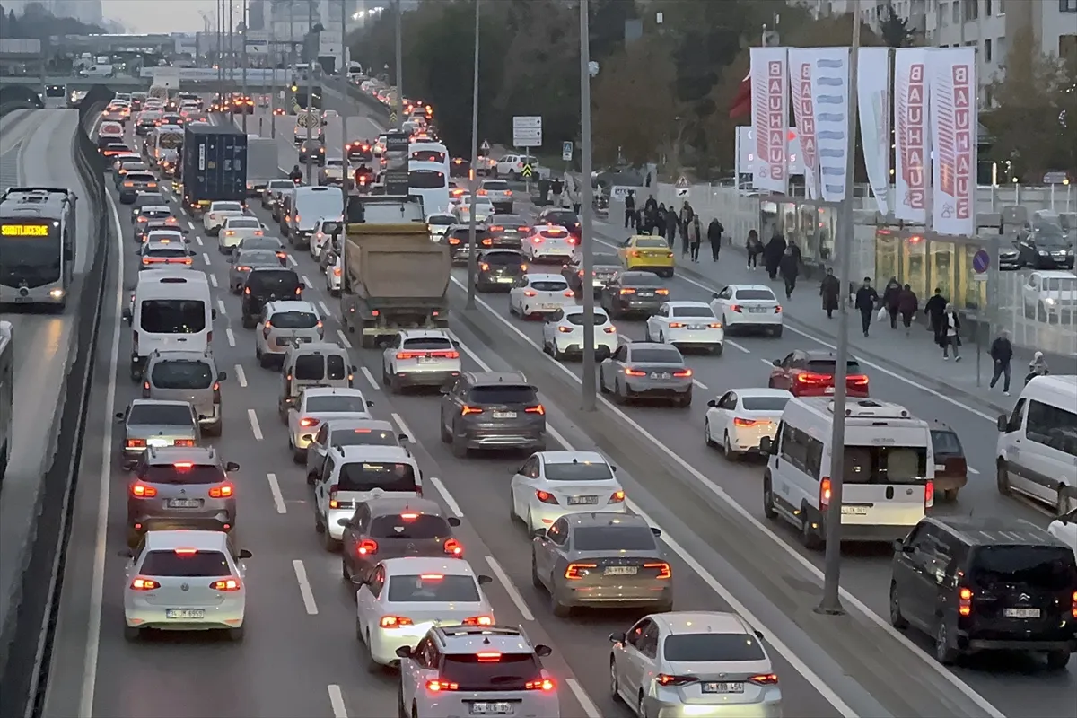 İstanbul’da akşam saatlerinde trafik yoğunluğu yaşanıyor İstanbul’da akşam saatlerinde trafik yoğunluğu yaşanıyor