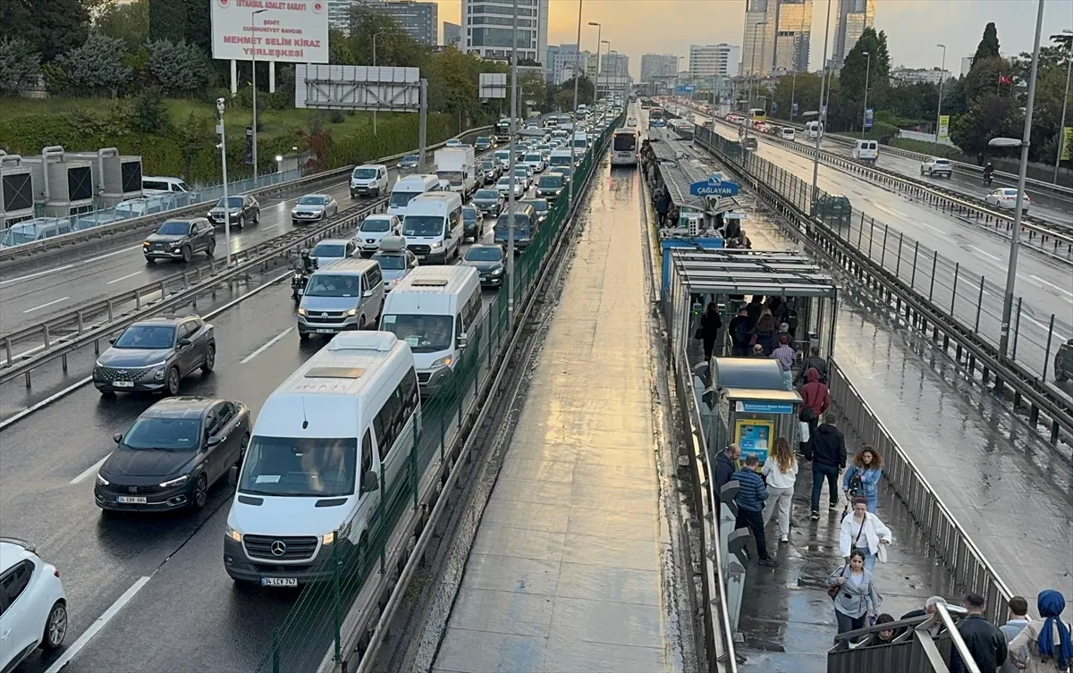 İstanbul’da akşam saatlerinde trafik yoğunluğu yüzde 81’e çıktı İstanbul’da akşam saatlerinde trafik yoğunluğu yüzde 81’e çıktı
